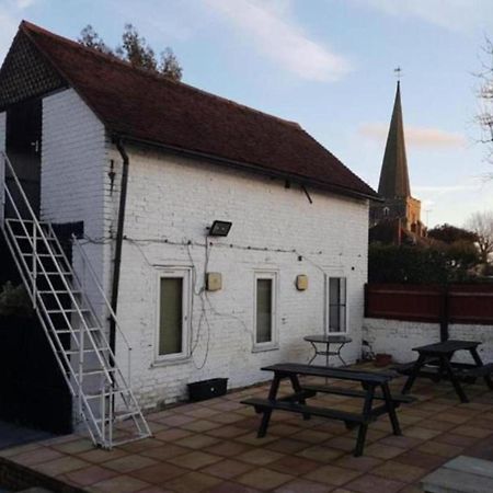 OYO Swan Inn Stanwell Bagian luar foto