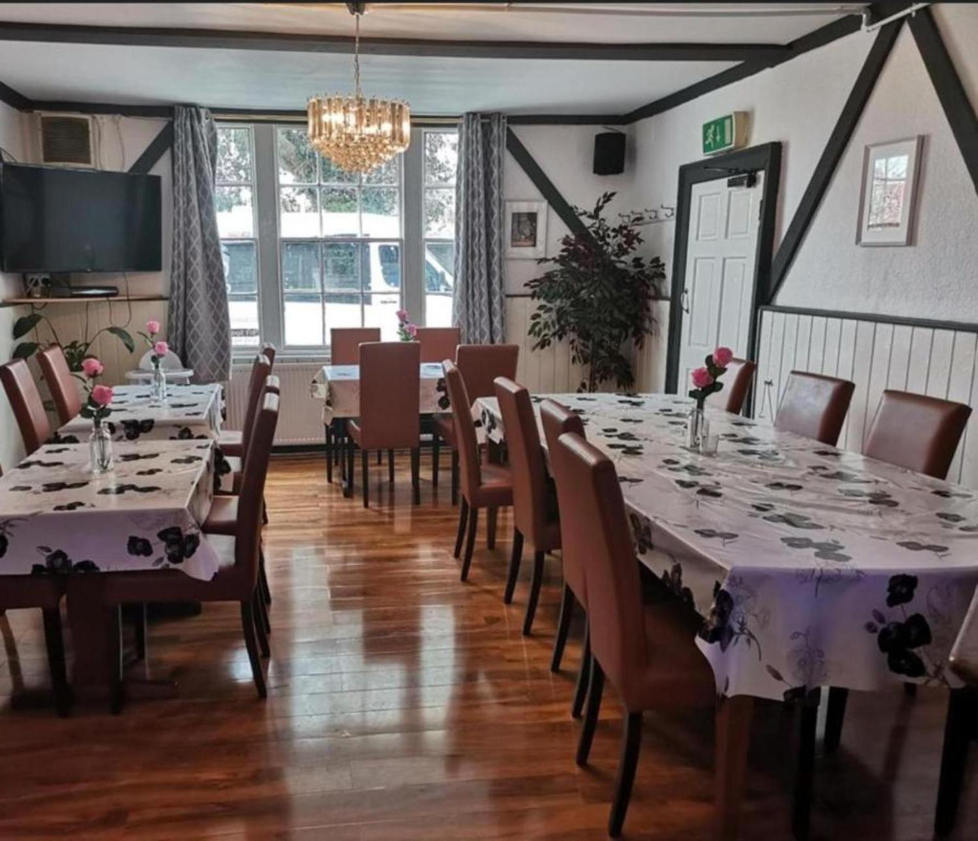 OYO Swan Inn Stanwell Bagian luar foto