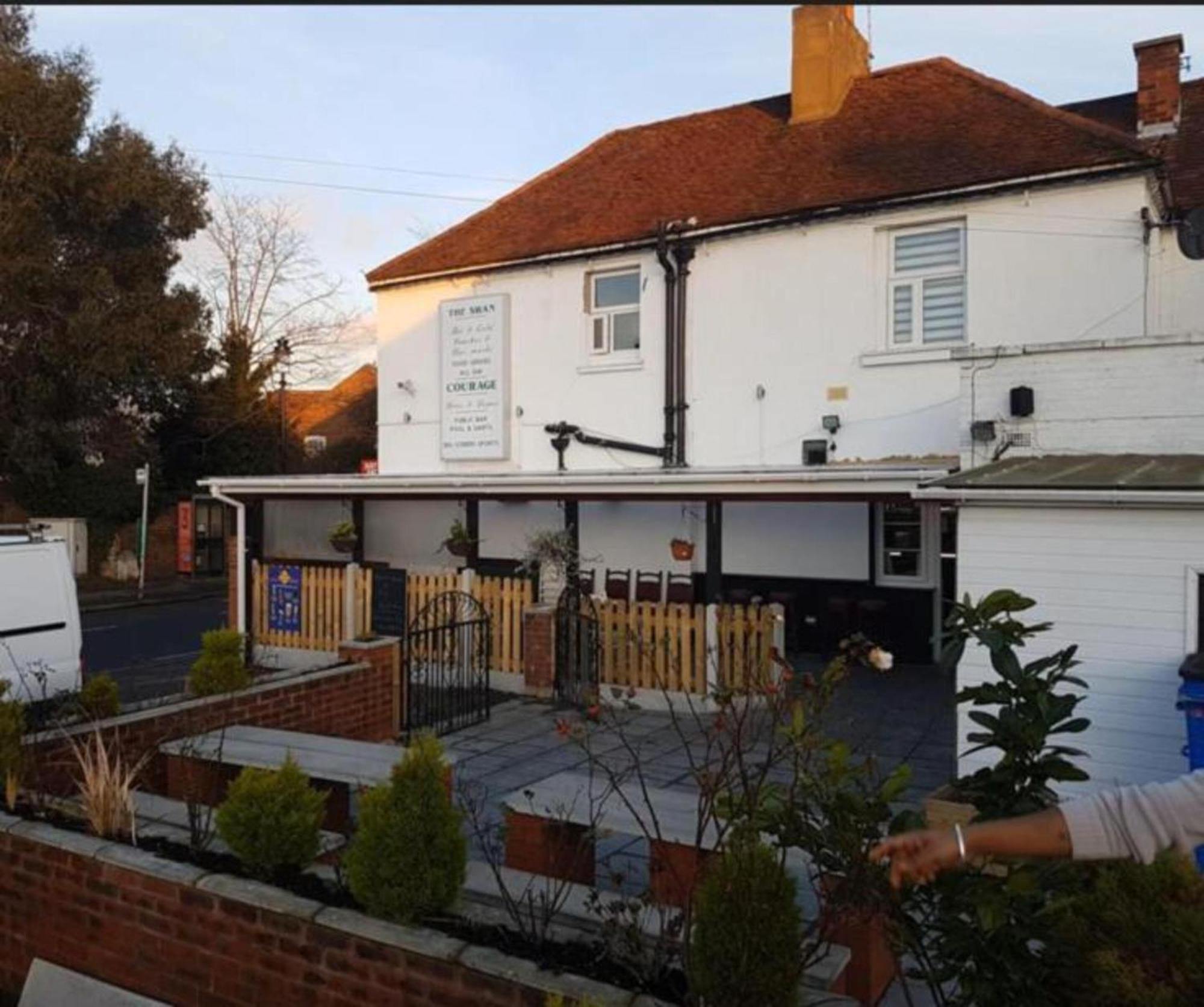 OYO Swan Inn Stanwell Bagian luar foto