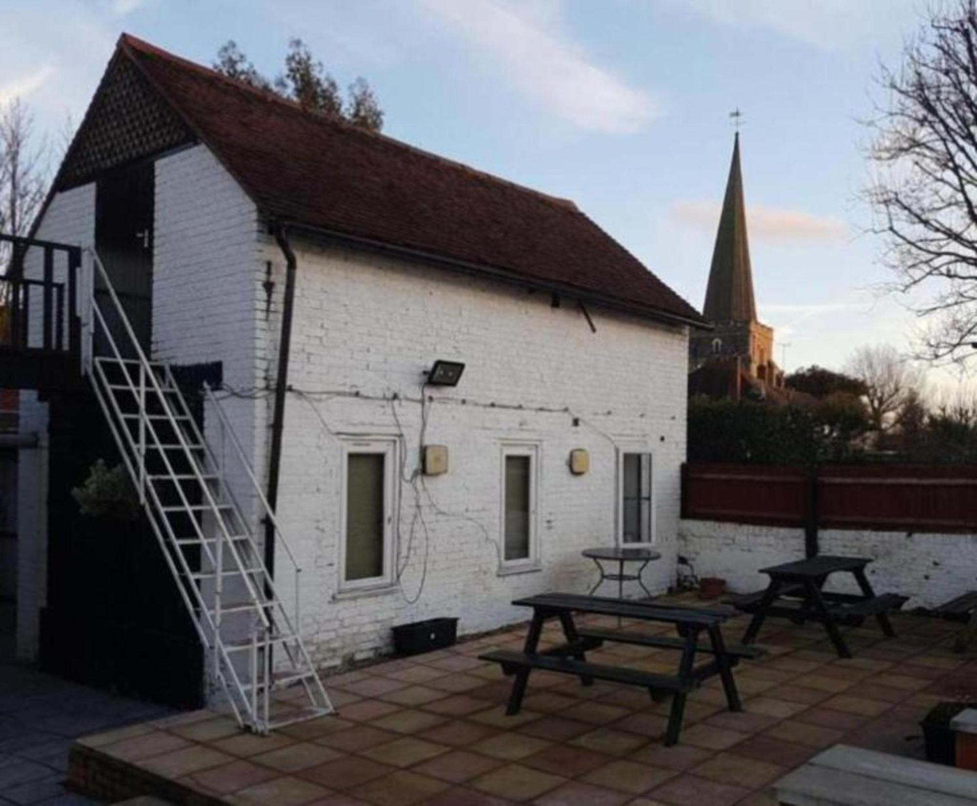 OYO Swan Inn Stanwell Bagian luar foto
